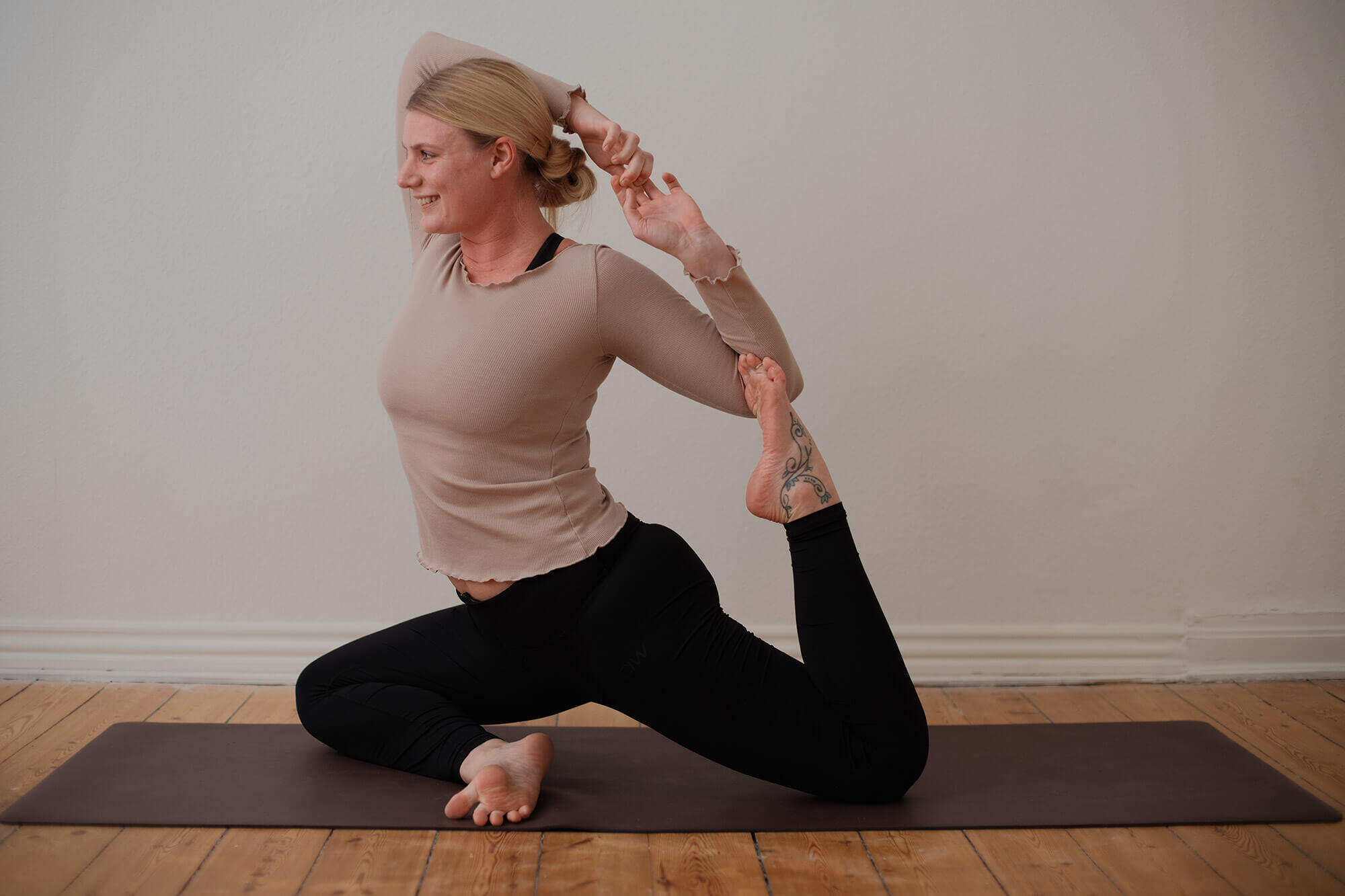 Instruktøren Cecilie der dyrker yoga i sit yoga studio i Odense