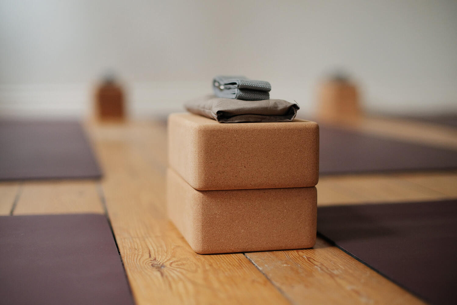 Yoga blokke og måtter der bruges til undervisning